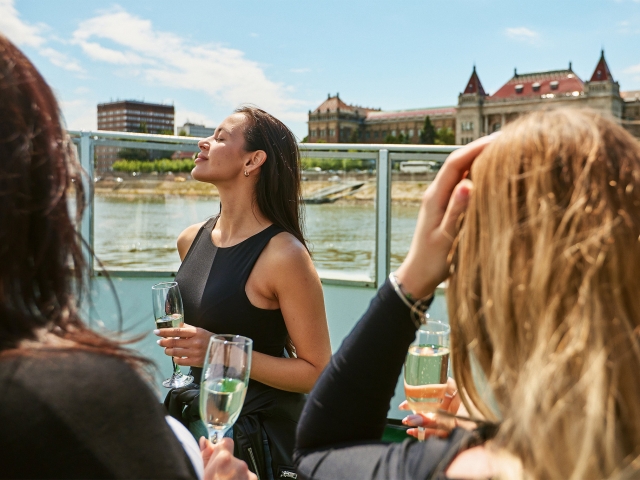 Dunai sétahajózás, audioguide-dal és panorámateraszal